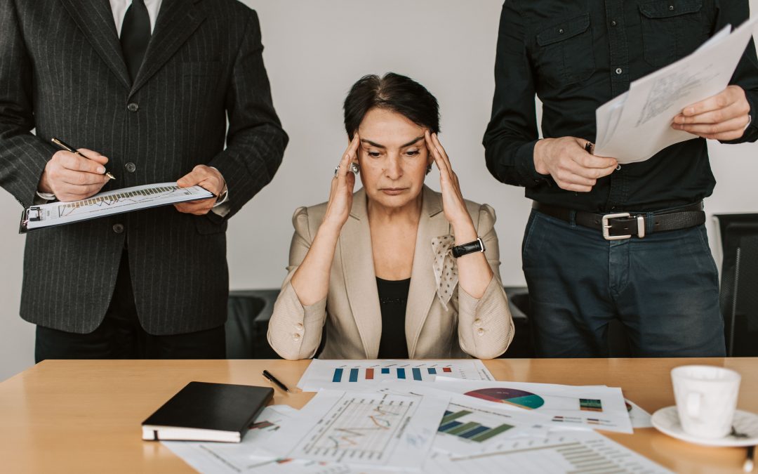 Liderazgo burocrático con exceso de informes y procedimientos formales